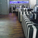 Ανακαίνιση στo Café-Bar “Αγορά” στο Κορυδαλλό. Φάση λείανσης και τελική όψη δαπέδου από προγυαλισμένες σανίδες.